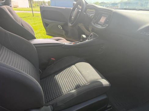 Used 2015 Dodge Challenger SXT image 11