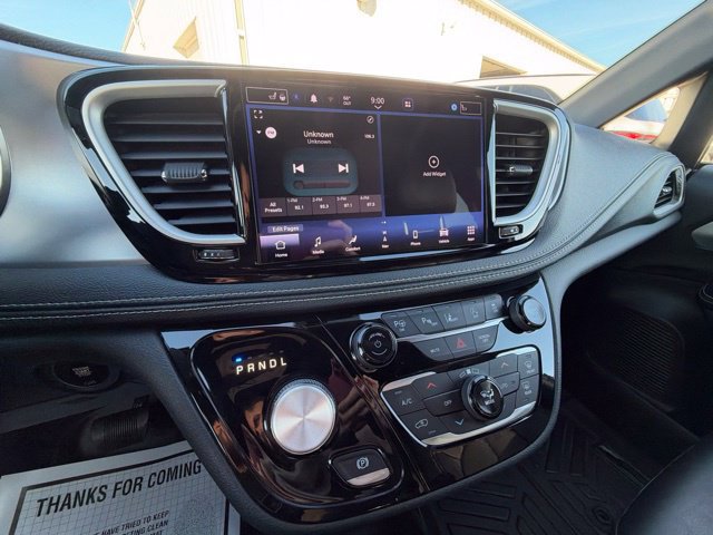 Used 2022 Chrysler Pacifica Touring-L w/ Uconnect Theater Family Group FWD image 27