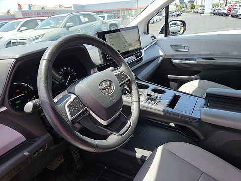 Used 2025 Toyota Sienna XLE FWD image 13