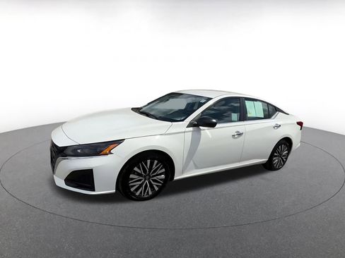 Used 2025 Nissan Altima 2.5 SV FWD image 8