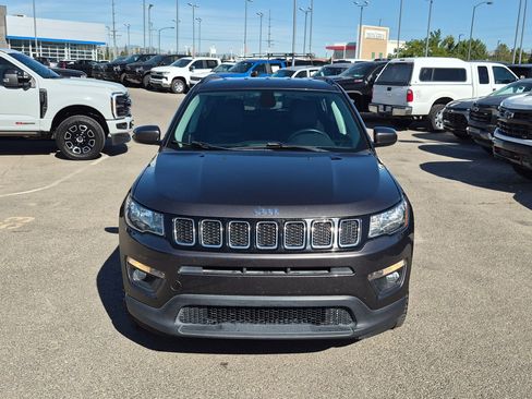 Used 2018 Jeep Compass Latitude w/ Popular Equipment Group AWD/4WD image 9