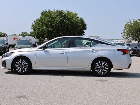 Used 2024 Nissan Altima 2.5 SV FWD image 8
