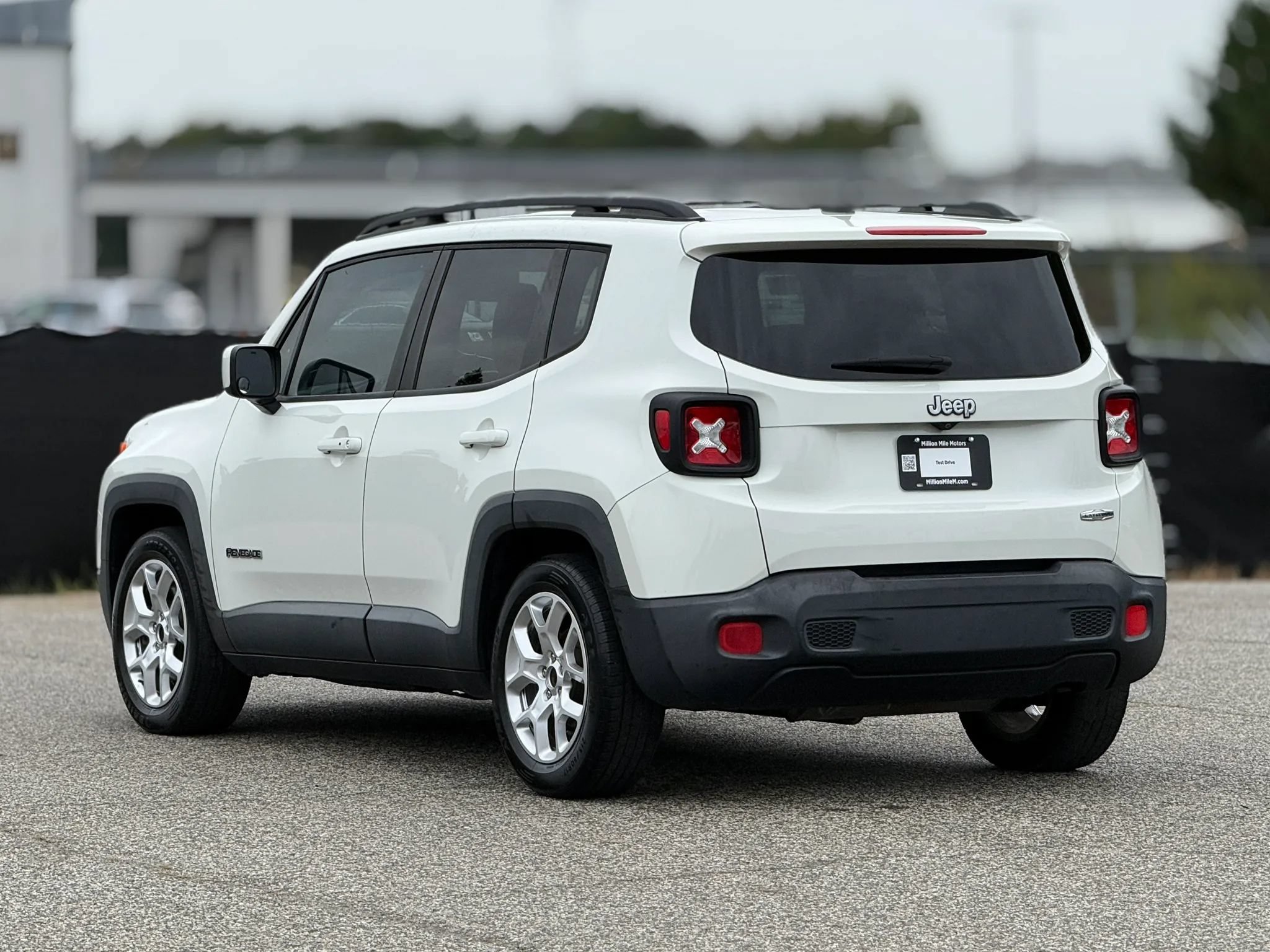 Used 2017 Jeep Renegade Latitude FWD image 10