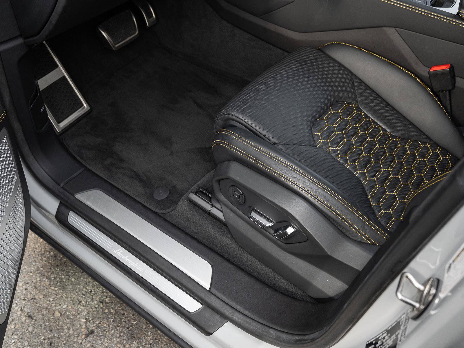 Used 2022 Lamborghini Urus AWD/4WD image 48
