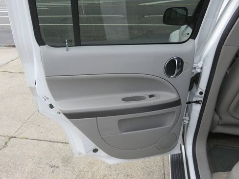 Used 2011 Chevrolet HHR LT FWD image 25
