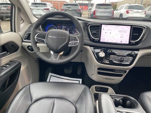 Used 2024 Chrysler Pacifica Touring-L image 6