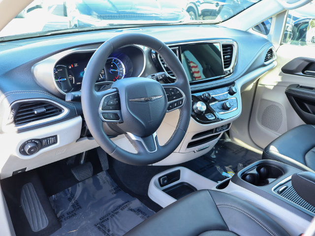Used 2024 Chrysler Pacifica Limited FWD image 11