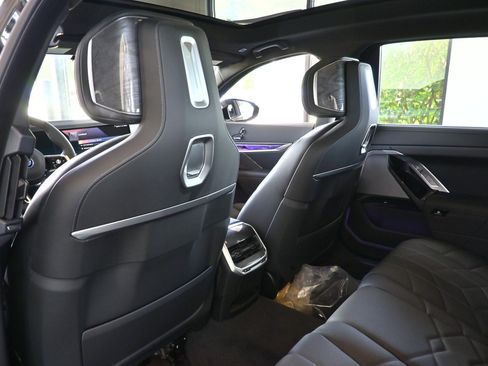 New 2024 BMW i7 eDrive50 w/ M Sport Package image 12