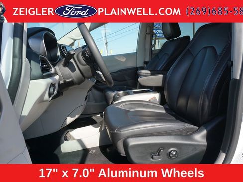Used 2024 Chrysler Pacifica Touring-L FWD image 19
