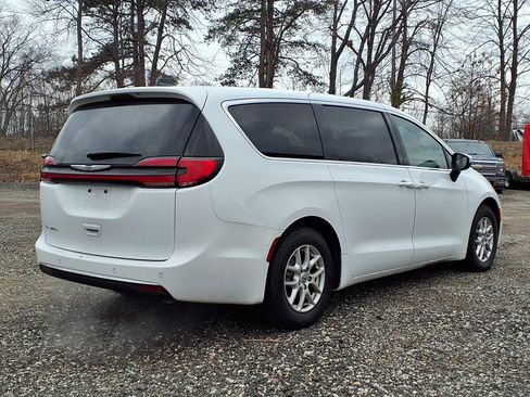 Used 2023 Chrysler Pacifica Touring-L image 5
