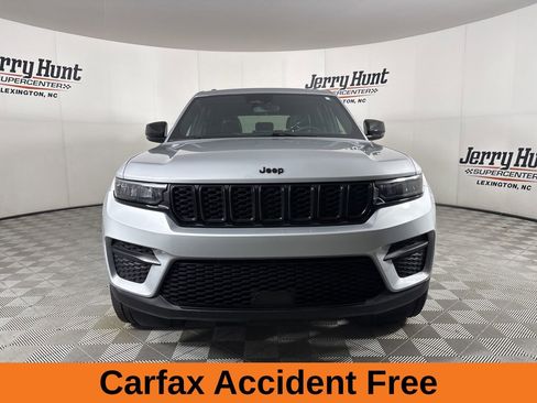 Used 2023 Jeep Grand Cherokee Laredo AWD/4WD image 3