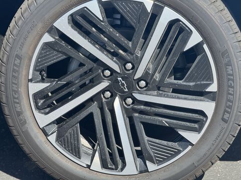 New 2026 Chevrolet Equinox RS w/ LPO, Floor Liner Package image 8