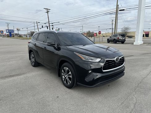 Used 2021 Toyota Highlander XLE image 3