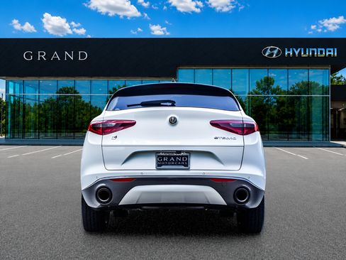 Used 2023 Alfa Romeo Stelvio Ti AWD/4WD image 4