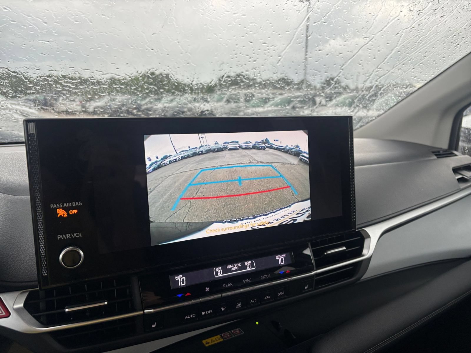 Used 2025 Toyota Sienna XLE FWD image 25