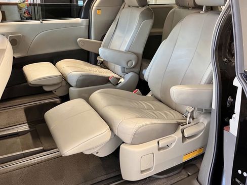 Used 2013 Toyota Sienna Limited w/ Premium Pkg image 17