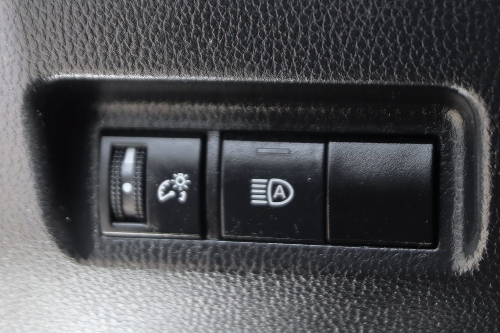 Used 2021 Toyota RAV4 LE FWD image 18