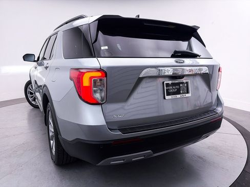 Used 2022 Ford Explorer XLT w/ Equipment Group 202A image 4