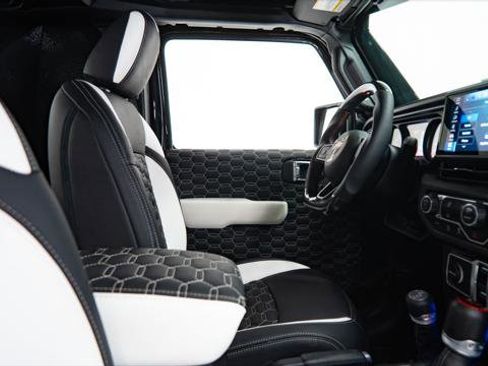 Used 2025 Jeep Wrangler Unlimited Sport image 2