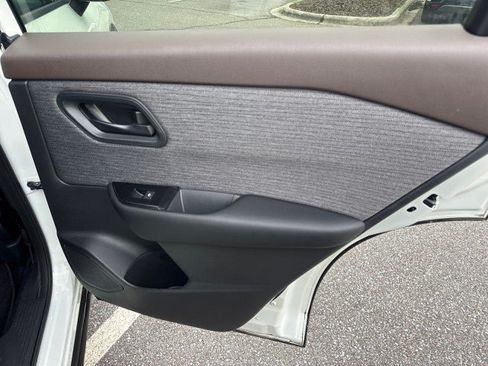 Used 2023 Nissan Rogue S AWD/4WD image 19