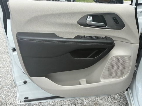Used 2024 Chrysler Pacifica Touring-L FWD image 13