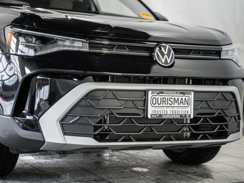 Used 2025 Volkswagen Taos SE w/ Panoramic Sunroof Package image 17