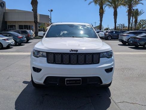 Used 2017 Jeep Grand Cherokee Altitude image 2