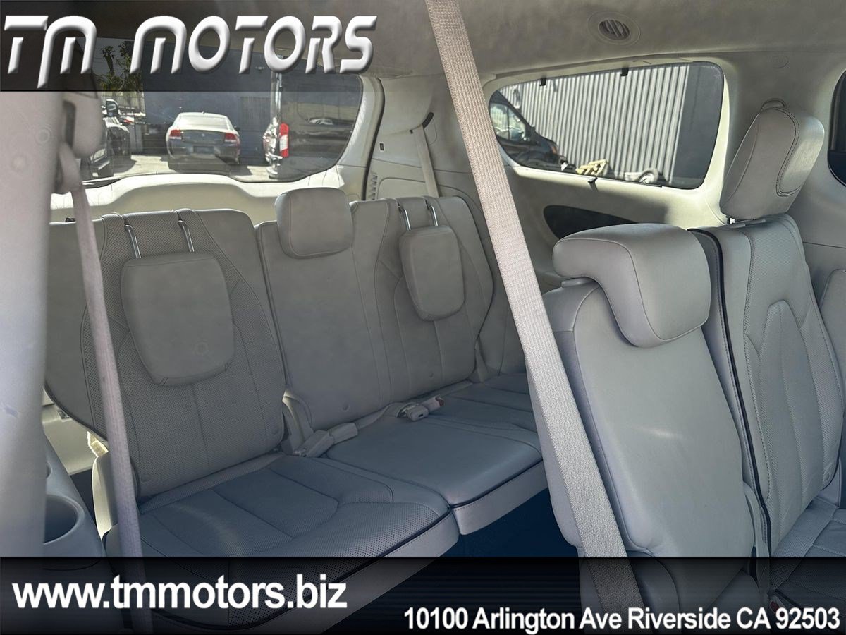 Used 2017 Chrysler Pacifica Limited w/ UConnect Theater Package FWD image 9