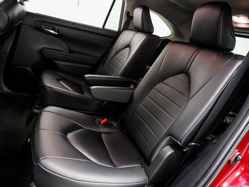 Used 2023 Toyota Highlander XLE image 9