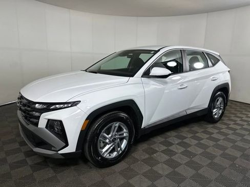 Certified 2025 Hyundai Tucson SE image 7