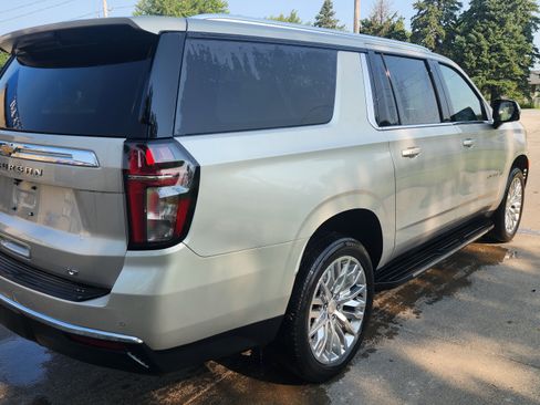 Used 2024 Chevrolet Suburban LT w/ Luxury Package AWD/4WD image 4
