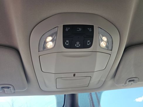 Used 2023 Chrysler Pacifica Touring-L FWD image 21