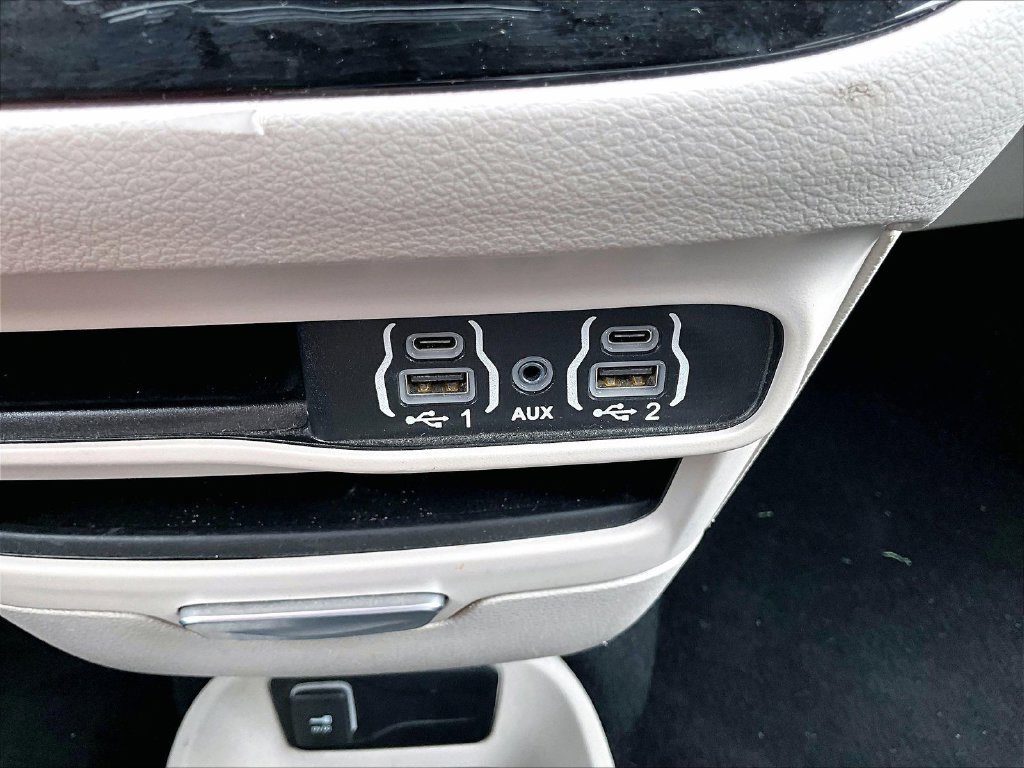 Used 2023 Chrysler Pacifica Touring-L FWD image 19