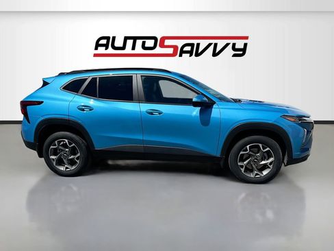 Used 2025 Chevrolet Trax LT FWD image 8