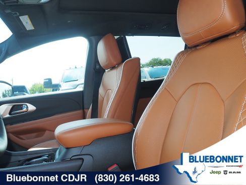 New 2026 Chrysler Pacifica Pinnacle FWD image 14
