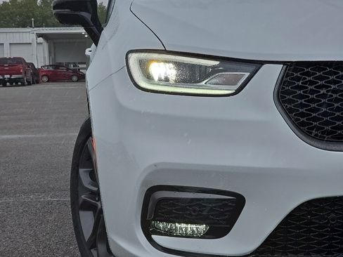 New 2026 Chrysler Pacifica Select image 9