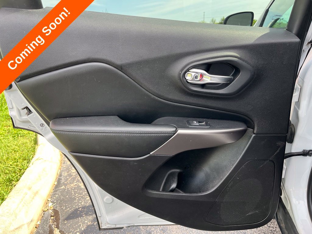 Used 2019 Jeep Cherokee Latitude w/ Popular Appearance Group AWD/4WD image 30