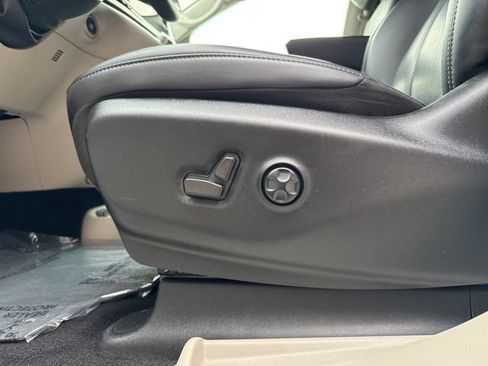 Used 2024 Chrysler Pacifica Touring-L FWD image 7
