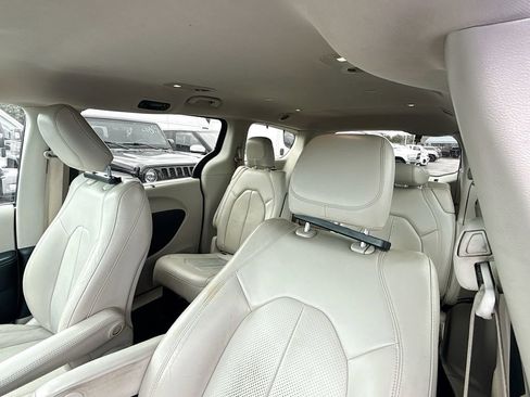 Used 2020 Chrysler Pacifica Touring-L w/ Advanced Safetytec Group FWD image 21