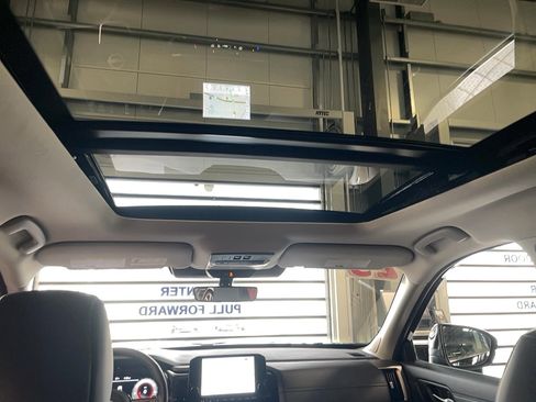 Used 2025 Nissan Pathfinder Platinum image 10