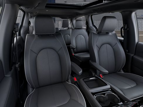New 2027 Chrysler Pacifica Limited FWD image 9