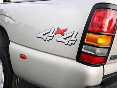 Used 2004 GMC Sierra 3500 SLT w/ Heavy-Duty Power Package image 14