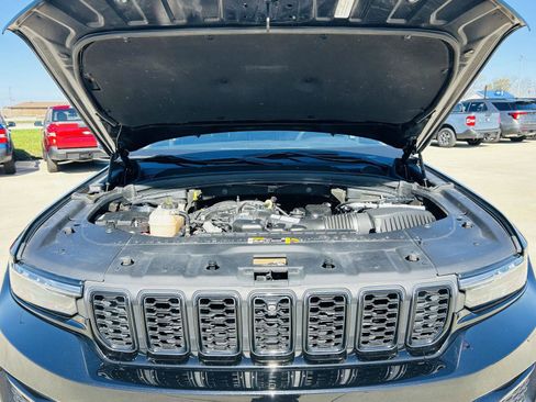 Used 2023 Jeep Grand Cherokee Limited w/ Luxury Tech Group II image 43