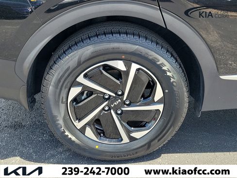 Certified 2025 Kia Sportage LX image 9