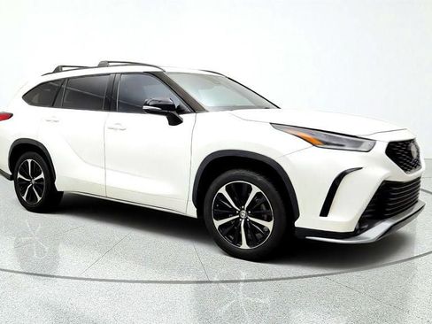Used 2021 Toyota Highlander XSE FWD image 3