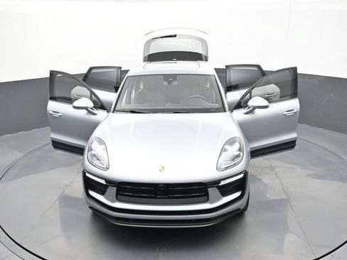 Certified 2025 Porsche Macan AWD/4WD image 32