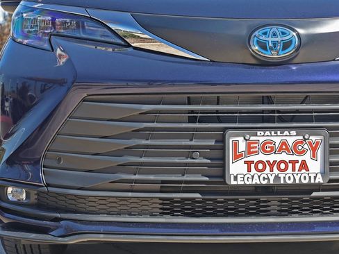New 2026 Toyota Sienna XLE FWD image 11