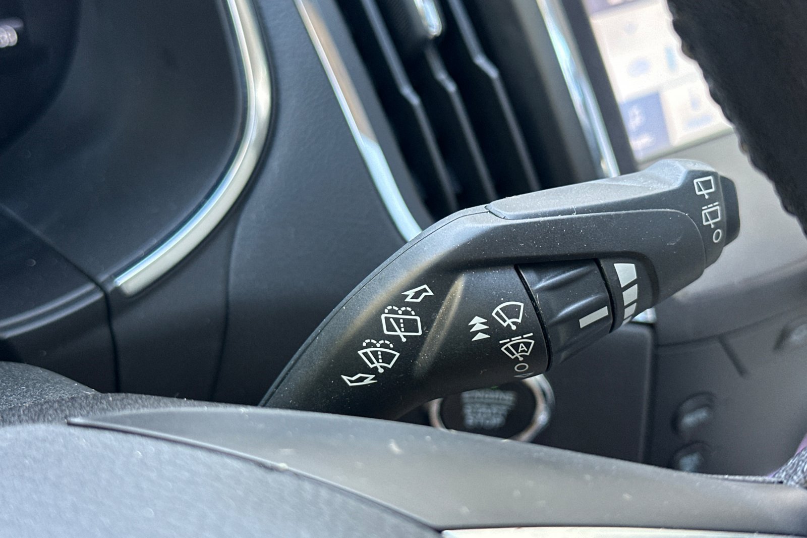 Used 2020 Ford Edge Titanium FWD image 38