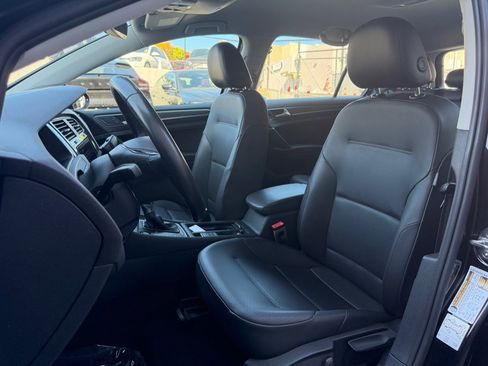 Used 2019 Volkswagen e-Golf SEL Premium image 18