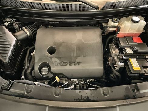 Used 2023 Chevrolet Traverse LT w/ Rear Camera Mirror Package image 28